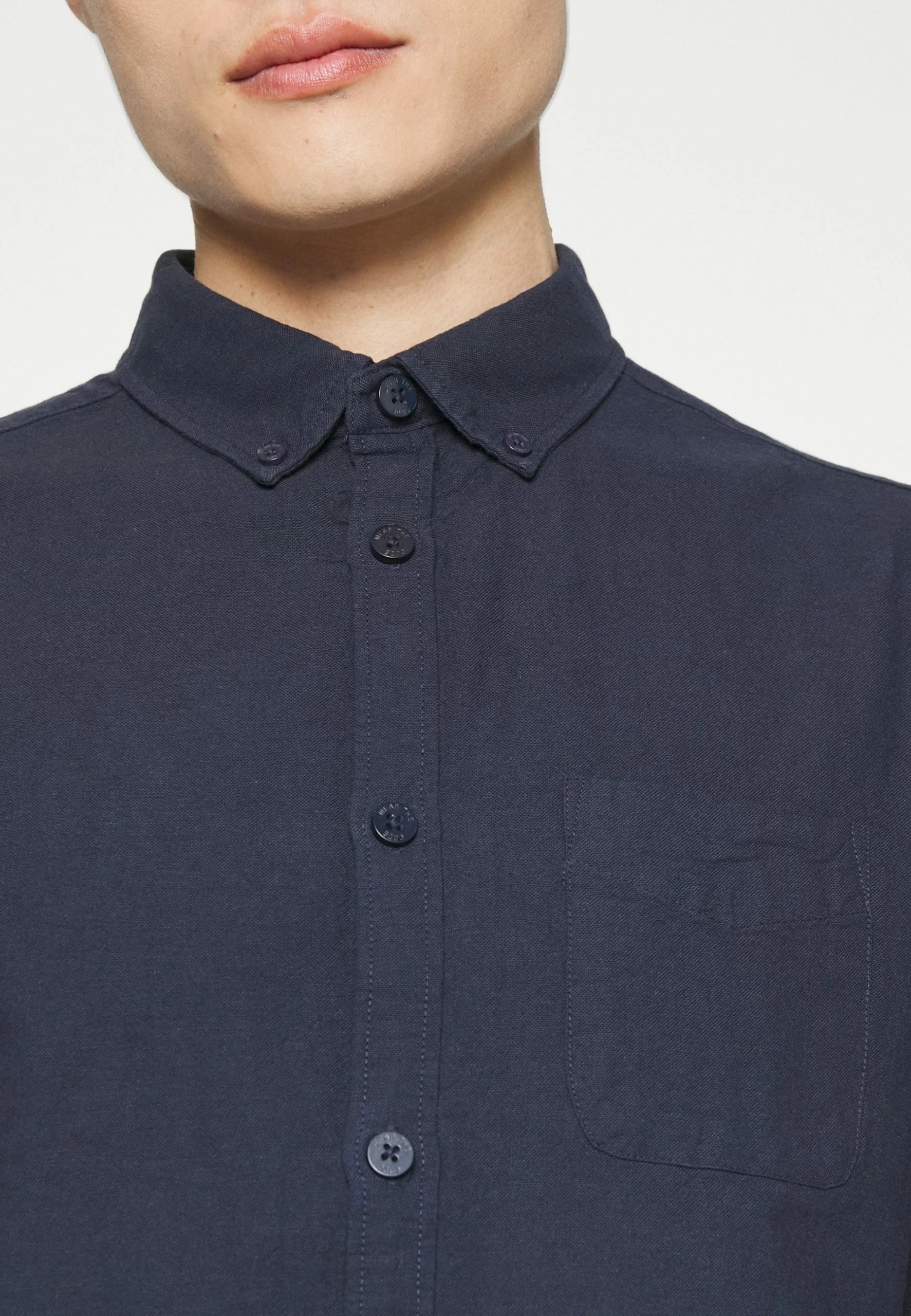 Indicode Jeans KEPNER - Koszula Biznesowa Navy | Klasyczna koszula męska 6 Indicode Jeans KEPNER - Koszula Biznesowa Navy | Klasyczna koszula męska - obrazek 6