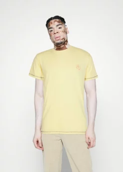 Indicode Jeans WAVE - T-shirt Z Nadrukiem - Golden Haze | Odzież -Indicode Jeans Sklep 12768a7d78794e6ba60e9274fe0620b3 scaled