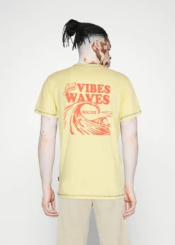 Indicode Jeans WAVE - T-shirt Z Nadrukiem - Golden Haze | Odzież