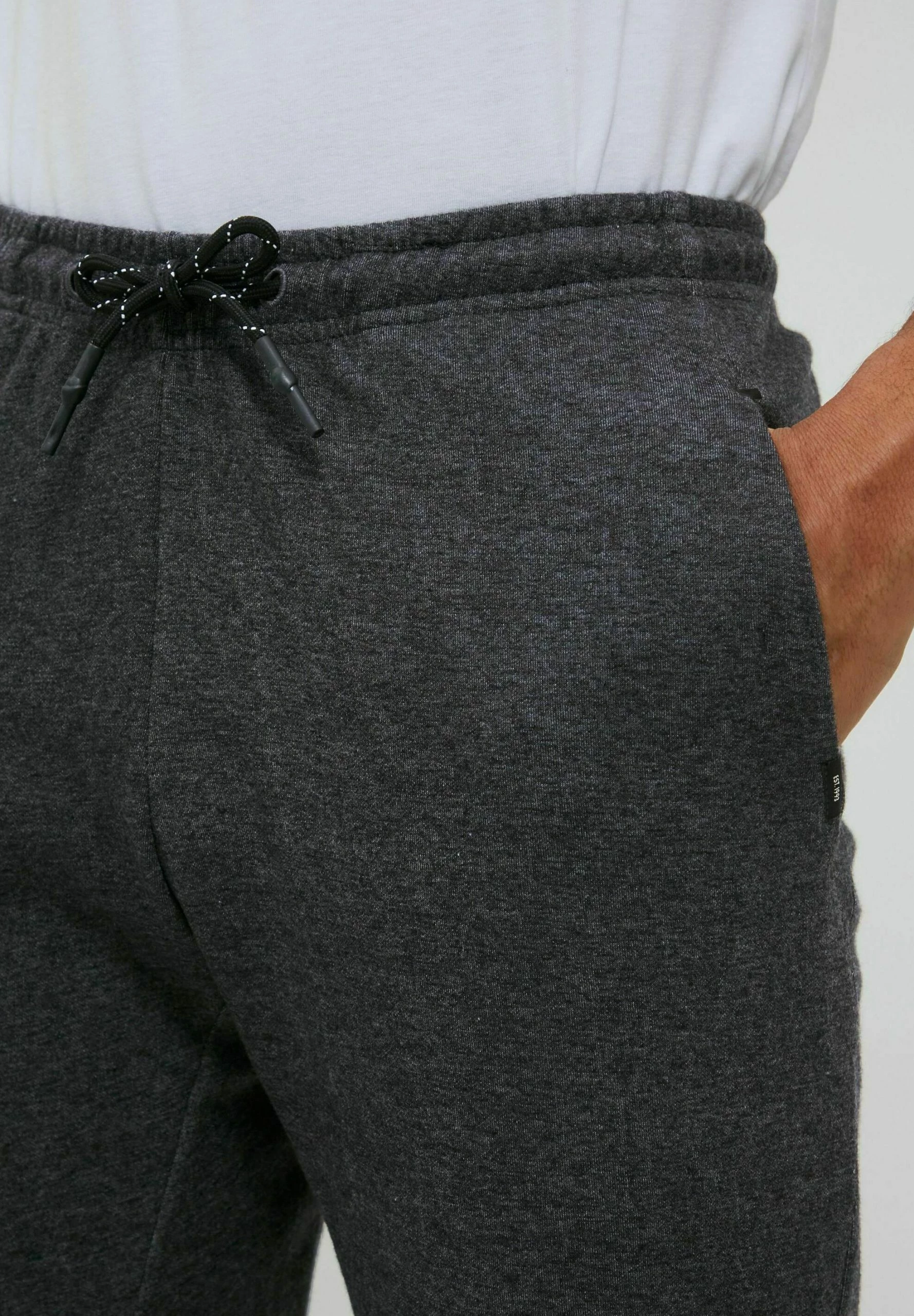 Spodnie Treningowe Indicode Jeans IDNAPANEE - Charcoal Mix | Wygodne i Stylowe 4 Spodnie Treningowe Indicode Jeans IDNAPANEE - Charcoal Mix | Wygodne i Stylowe - obrazek 4