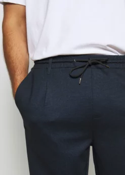 Indicode Jeans EBERLEIN WITH ROLL UP CHECK - Spodnie Materiałowe - Panamera Blue | Odzież/Spodnie -Indicode Jeans Sklep 1d018db48caf419db76ad21141a7455a scaled