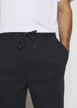 Indicode Jeans EBERLEINPLUS - Spodnie Materiałowe w Kolorze Navy | Luźny Fason | Wysoka Jakość | Odzież Męska -Indicode Jeans Sklep 26b68549eb3442158e34e31d5b8abe85 scaled