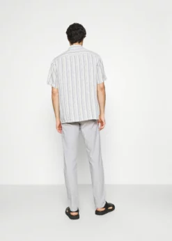 Indicode Jeans GALLEGOS - Spodnie Materiałowe - Szare - Wysoka Jakość -Indicode Jeans Sklep 27692fa85b5c426cb52ed3f59cfed264 scaled