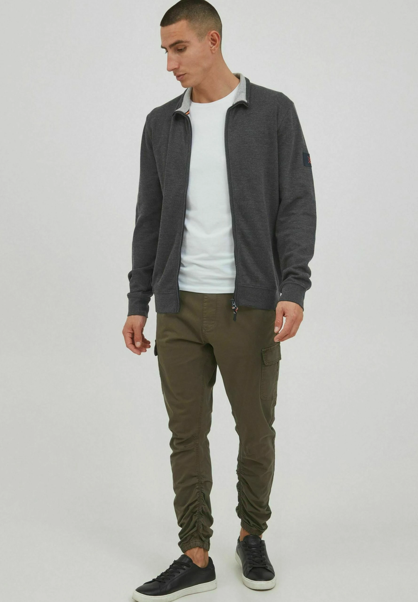 Indicode Jeans ARCELIO - Kardigan - Charcoal Mix - Elegancki i Wygodny Sweter Męski 2 Indicode Jeans ARCELIO - Kardigan - Charcoal Mix - Elegancki i Wygodny Sweter Męski - obrazek 2