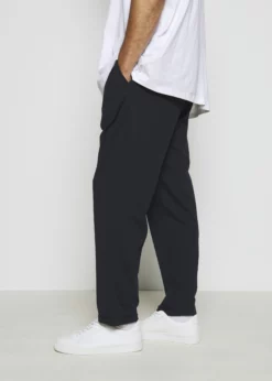 Indicode Jeans EBERLEINPLUS - Spodnie Materiałowe w Kolorze Navy | Luźny Fason | Wysoka Jakość | Odzież Męska -Indicode Jeans Sklep 325ca34525964d88a7013806ce089363 scaled