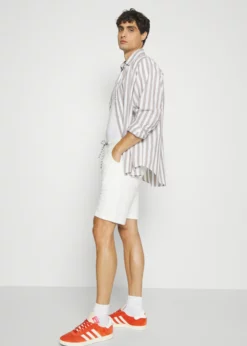 Indicode Jeans BRENNAN - Szorty w kolorze Off-white - Wygodne i stylowe szorty męskie -Indicode Jeans Sklep 537e349e1f8244678ba2464b1c7a9530 scaled