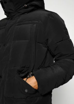 Indicode Jeans SULMON - Płaszcz Zimowy - Czarny | Elegancki i Ciepły Płaszcz Męski 13 Indicode Jeans SULMON - Płaszcz Zimowy - Czarny | Elegancki i Ciepły Płaszcz Męski -Indicode Jeans Sklep 5bbe2ff3c20f4138ad23730195fc578a scaled