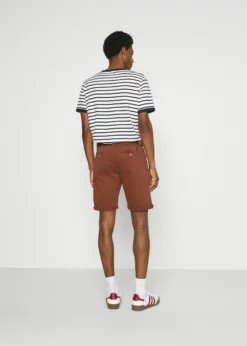 Indicode Jeans KAISER CHINO EXCLUSIV - Szorty Bootbeer | Eleganckie szorty męskie -Indicode Jeans Sklep 6e82af0406864292b406c709f4e50dce scaled