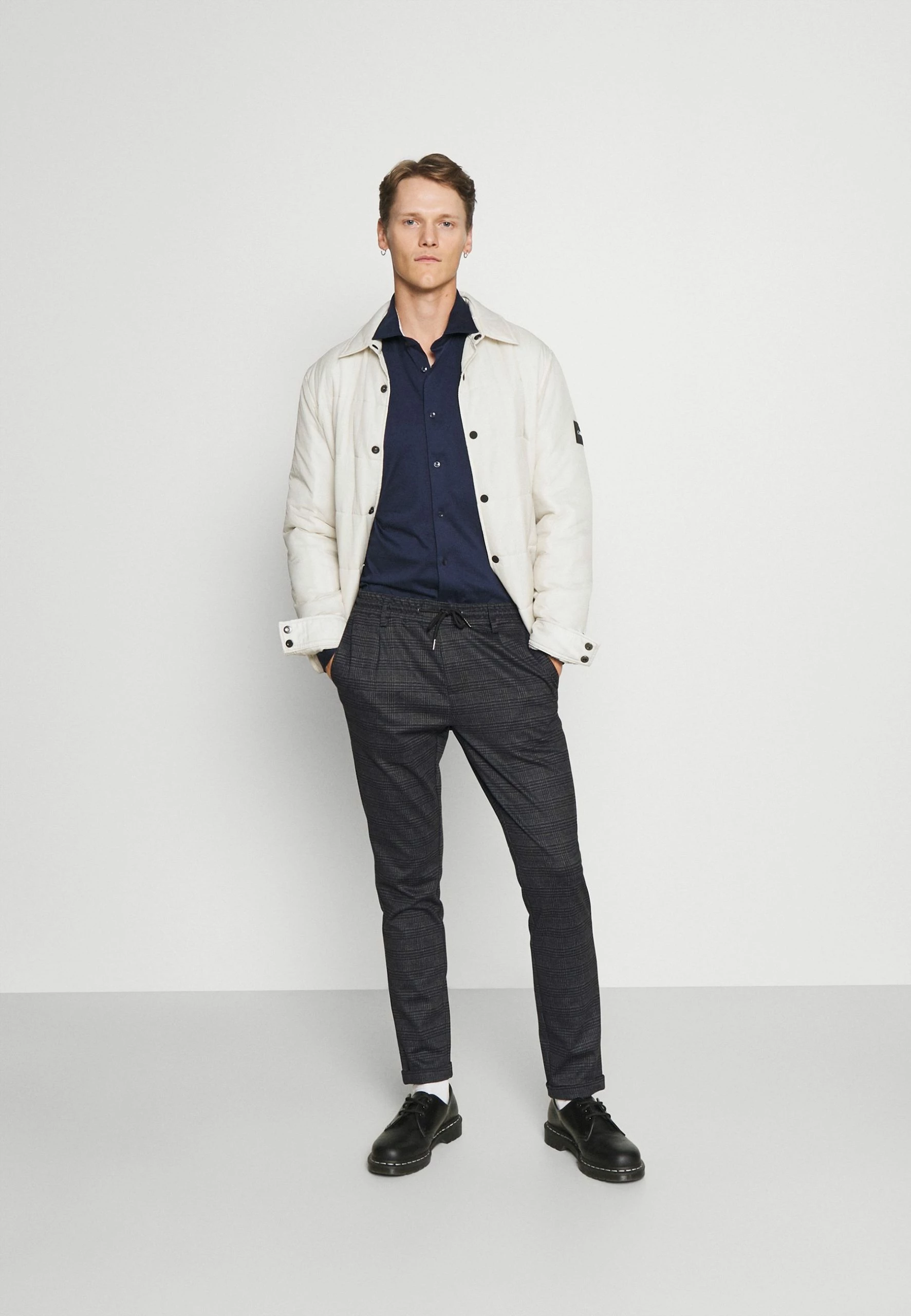 Indicode Jeans EBERLEIN WITH ROLLED UP - Spodnie Materiałowe - Macan Grey | Odzież/Spodnie 2 Indicode Jeans EBERLEIN WITH ROLLED UP - Spodnie Materiałowe - Macan Grey | Odzież/Spodnie - obrazek 2