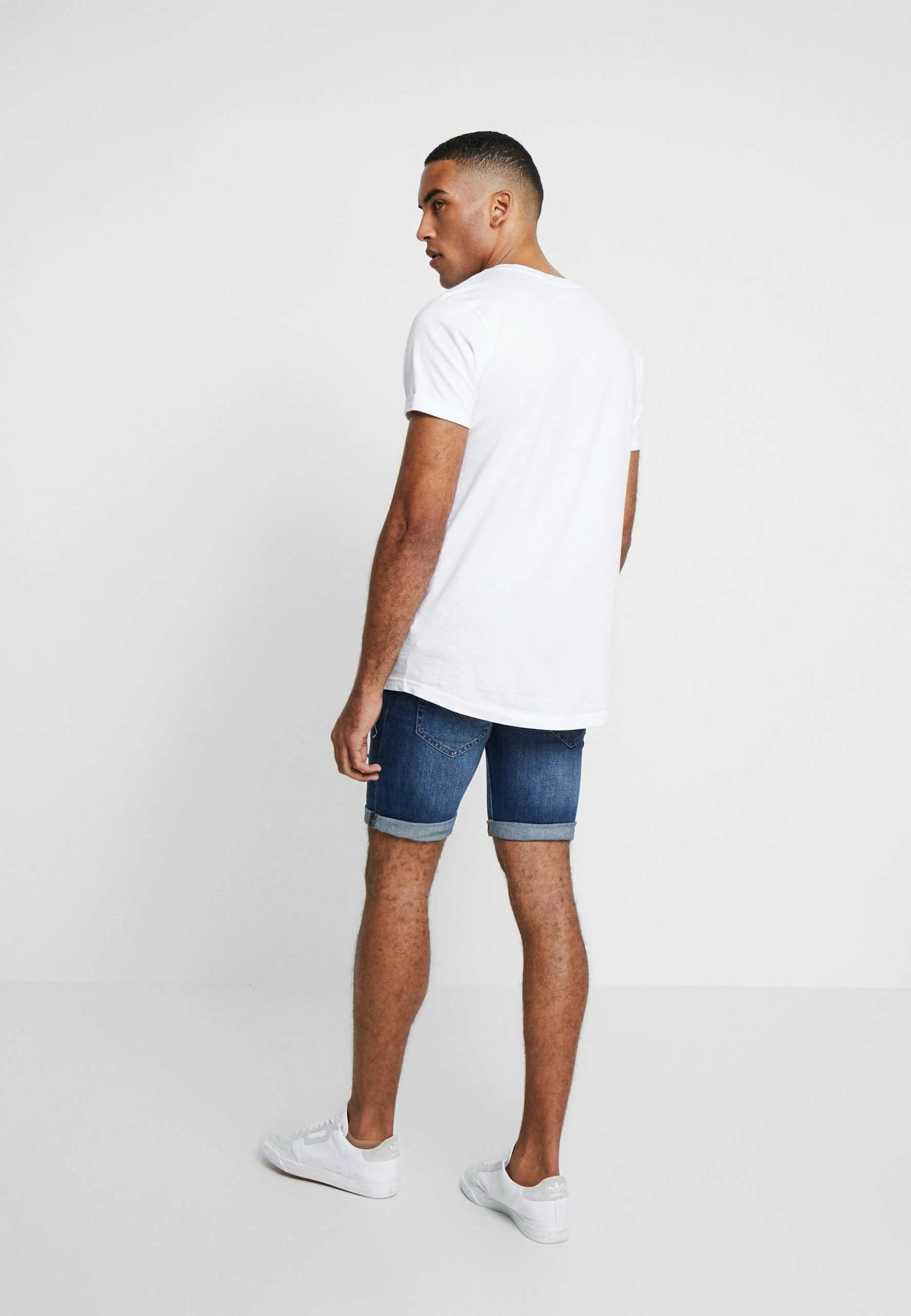 Indicode Jeans KADEN HOLES - Szorty Jeansowe - Medium Indigo | Modne i Wygodne Szorty Męskie 4 Indicode Jeans KADEN HOLES - Szorty Jeansowe - Medium Indigo | Modne i Wygodne Szorty Męskie - obrazek 4