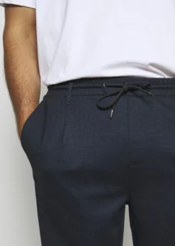 Indicode Jeans EBERLEIN WITH ROLL UP CHECK - Spodnie Materiałowe - Panamera Blue | Odzież/Spodnie -Indicode Jeans Sklep 8ddab09129fc4206b245983b68f58ad6 scaled