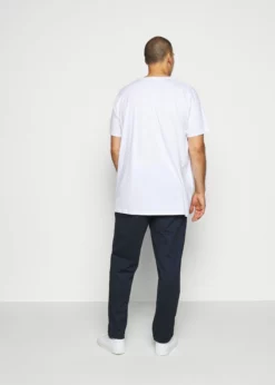 Indicode Jeans EBERLEIN WITH ROLL UP CHECK - Spodnie Materiałowe - Panamera Blue | Odzież/Spodnie -Indicode Jeans Sklep 938e2301a35244c09d762fadb51c6c83 scaled