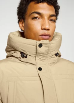 Indicode Jeans SULMON - Płaszcz Zimowy - Cornstalk | Odzież Męska | Zimowa Kurtka -Indicode Jeans Sklep 9f5ca452599f4582bedcf279343fbaf5 scaled