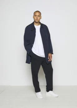 Indicode Jeans EBERLEINPLUS - Spodnie Materiałowe w Kolorze Navy | Luźny Fason | Wysoka Jakość | Odzież Męska -Indicode Jeans Sklep 9fc2dee035dd4e91a788531c6a977d3f scaled