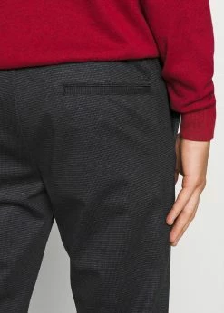 Indicode Jeans EBERLEIN WITH ROLLED UP - Spodnie Materiałowe - Cayman Grey | Modne i Wygodne Spodnie Męskie -Indicode Jeans Sklep b8ab747ce13b43bc9eb3ef647cf42f66 scaled