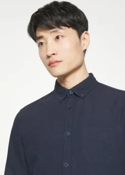 Indicode Jeans KEPNER - Koszula Biznesowa Navy | Klasyczna koszula męska 9 Indicode Jeans KEPNER - Koszula Biznesowa Navy | Klasyczna koszula męska -Indicode Jeans Sklep c1df368c70cb4a6ab0f80bf853e2c678 scaled