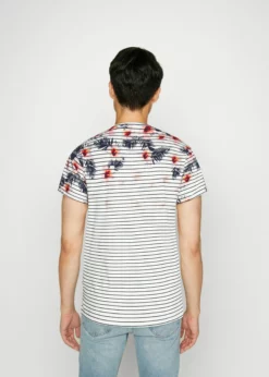 Indicode Jeans ILBO - T-shirt Z Nadrukiem - Off-white | Odzież Męska i Damska -Indicode Jeans Sklep c684a41bab874eeca92b3588b2421bc3 scaled