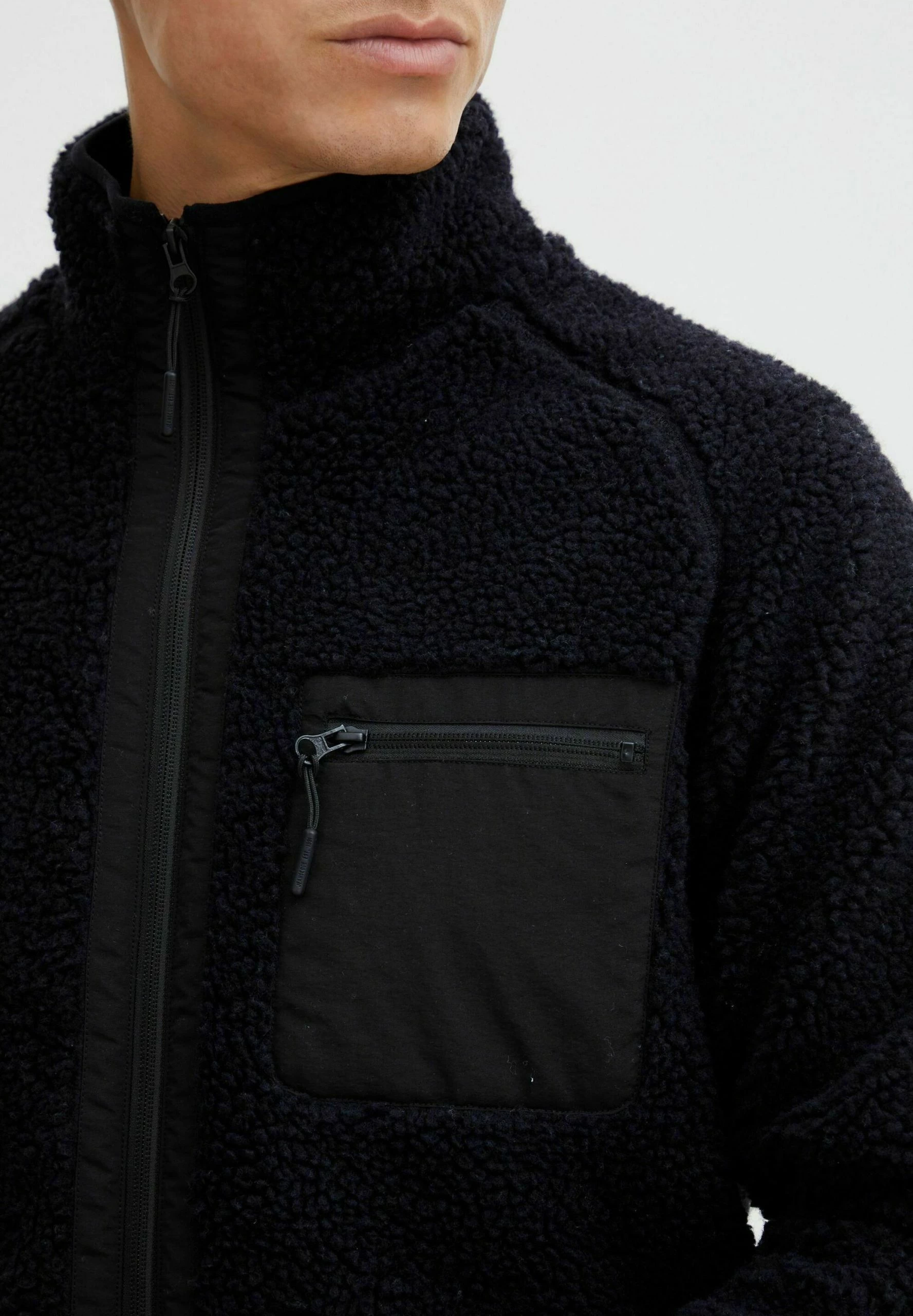 Indicode Jeans IDTRODIE - Kurtka Z Polaru - Czarna | Kurtki Męskie | Modowa Odzież Wierzchnia 4 Indicode Jeans IDTRODIE - Kurtka Z Polaru - Czarna | Kurtki Męskie | Modowa Odzież Wierzchnia - obrazek 4