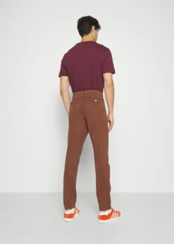 Indicode Jeans VILLE - Męskie Spodnie Materiałowe Rootbeer -Indicode Jeans Sklep d14b869fdc9f43919a0f68d704072aaa scaled