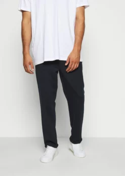 Indicode Jeans EBERLEINPLUS - Spodnie Materiałowe w Kolorze Navy | Luźny Fason | Wysoka Jakość | Odzież Męska -Indicode Jeans Sklep d25292182f7d4baaa0fc313a463a86e7 scaled