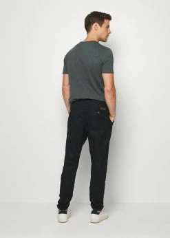 Indicode Jeans VIBORG - Spodnie Materiałowe w Kolorze Czarnym - Wysoka Jakość i Komfort -Indicode Jeans Sklep e354a9d16c1e4dd6a9d2d797a339e2c5 scaled