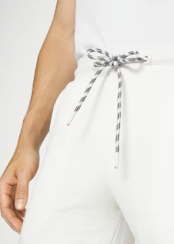 Indicode Jeans BRENNAN - Szorty w kolorze Off-white - Wygodne i stylowe szorty męskie -Indicode Jeans Sklep f45f6ee10a4a494d93e914894fc29b71 scaled